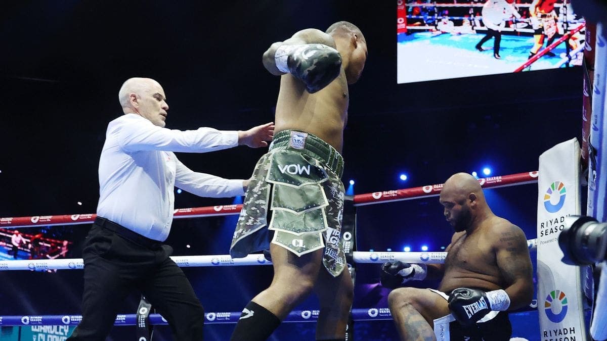 Wardley KOs Clarke In The First