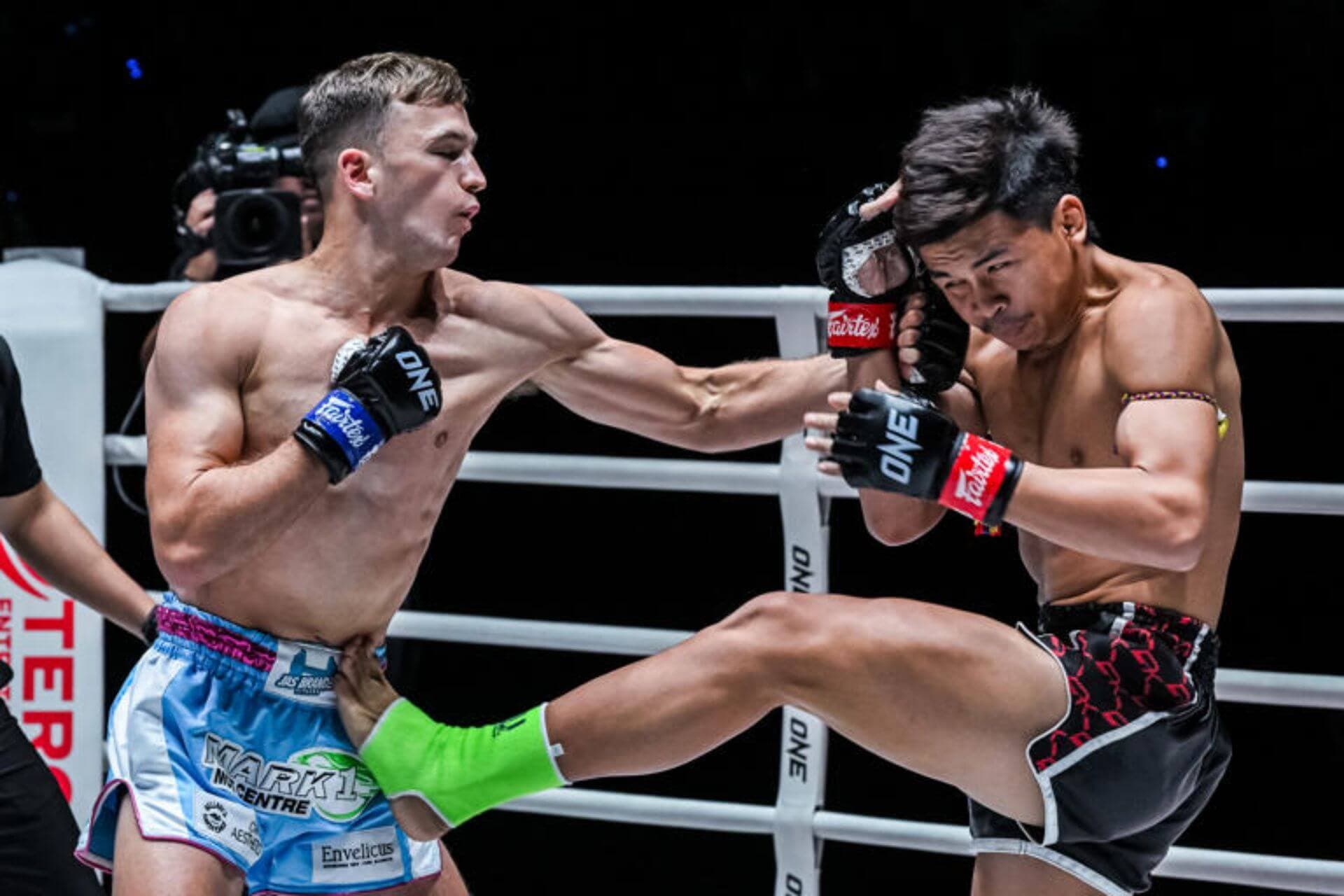 Focus PK Wor Apinya Gets Lesson from Stephen Irvine at ONE Friday Night Fights 70