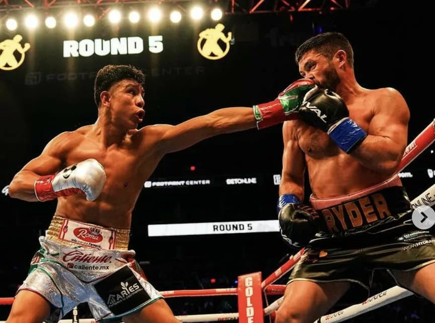 Benavidez Says Munguia Ducked Him