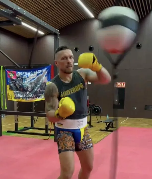 Usyk Shows Off His Insane, Bulked-Up Physique For Fury