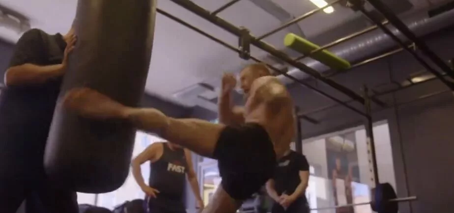 McGregor Shows Off Insane Muay Thai Kick – ‘RIP Chandler'