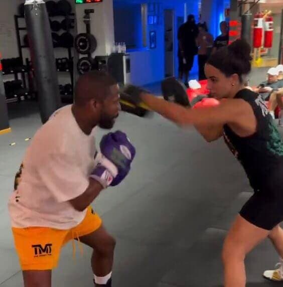 Mayweather Shows Off Insane Hand Speed At 47 – ‘Still Beats Most Active 147 Fighters'