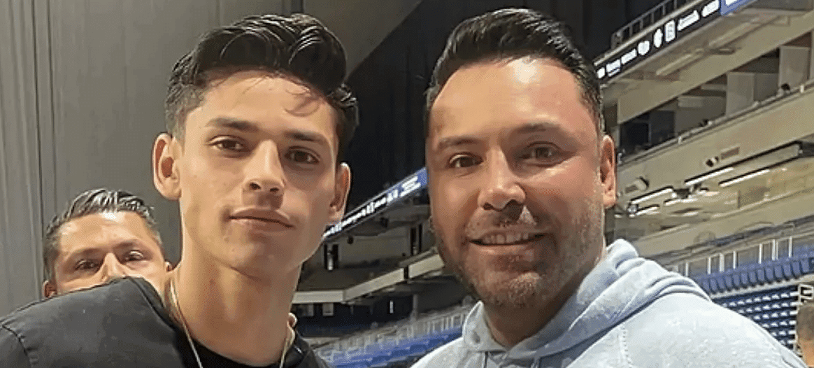 De La Hoya Trolls Garcia For Hanging Around With Mayweather
