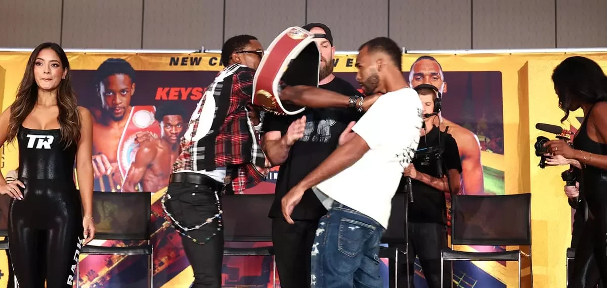 Keyshawn Davis Shoves De Los Santos