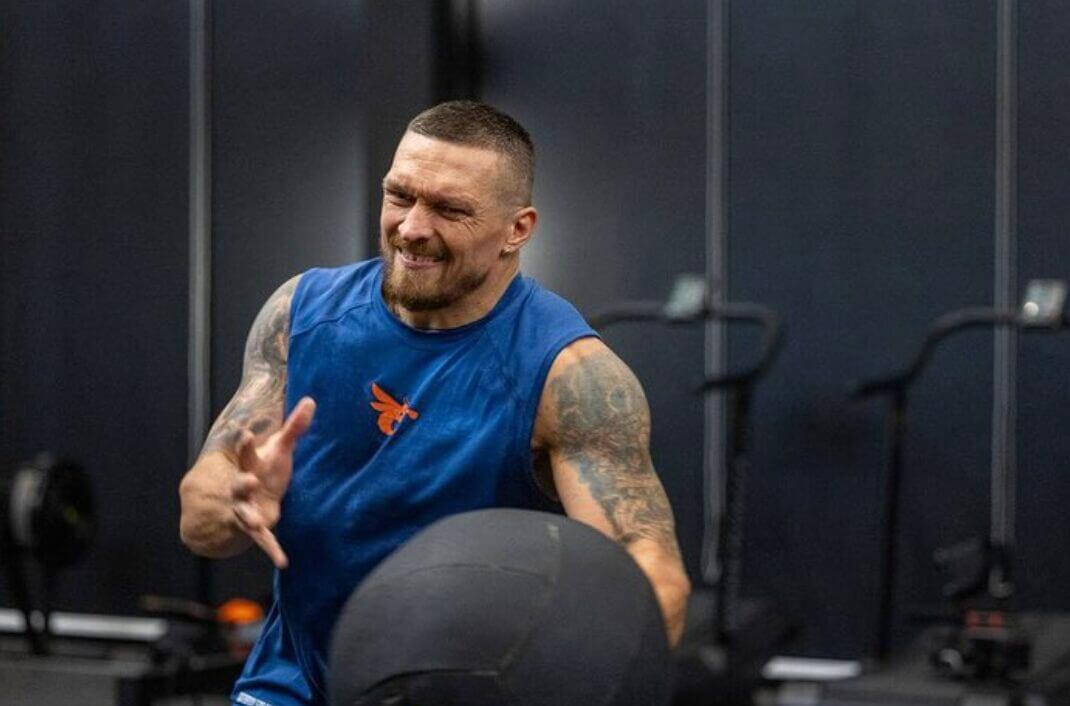 Usyk Puts On Serious Mass For Fury