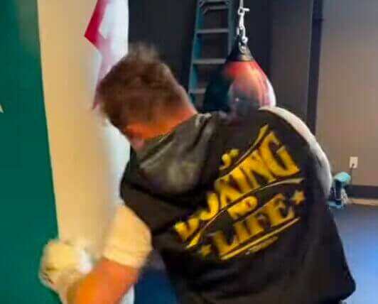 Canelo Shows Off His Insane Power - 'Berlanga About To Go To Sleep'