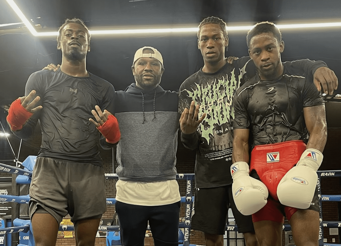 Keyshawn Davis Vs. De Los Santos Preview; Training Photos 1