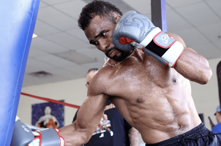 Keyshawn Davis Vs. De Los Santos Preview; Training Photos 6