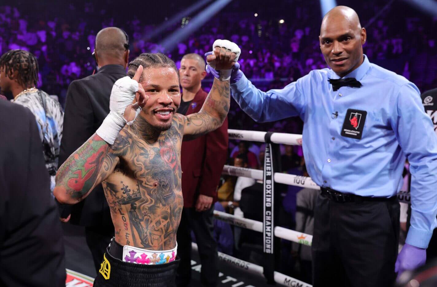 Gervonta Davis retained his WBA title with a knockout of Frank Martin